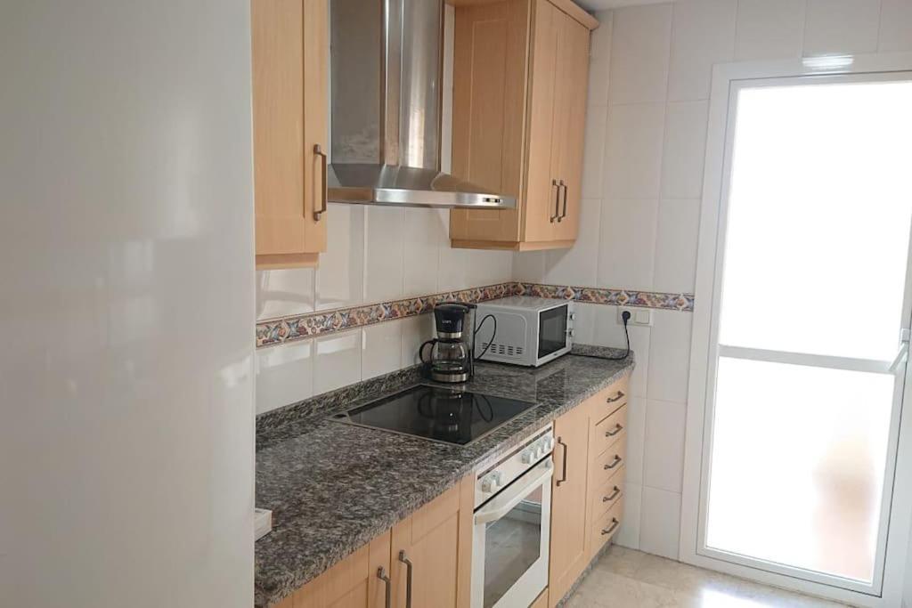 1st Line Of The Beach, La Rada Beach! Ac,wifi,terrace, Private Parking Apartamento Estepona